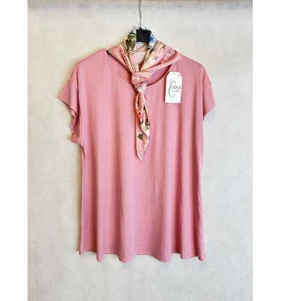T-SHIRT CON FOULARD