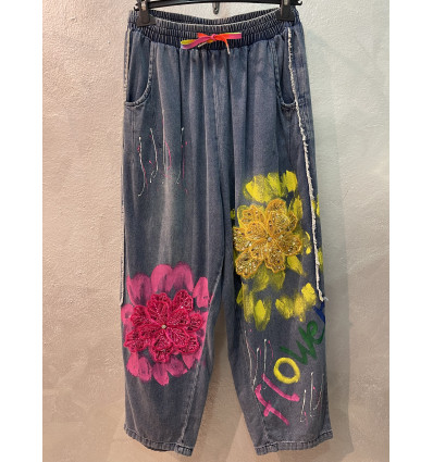 PANTALONE IN JEANS CON APPLICAZIONI