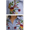 MAXI CAMICIA RIGA A BASTONCINO AZZURRA, RICAMO A FILO COLORATO ANTERIORE